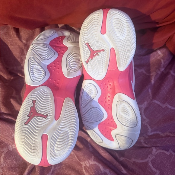 JORDAN Max Aura 4 Big Kids' Shoes In White,safety orange,pinksicle,(GS Sz.5Y) - Picture 10 of 10